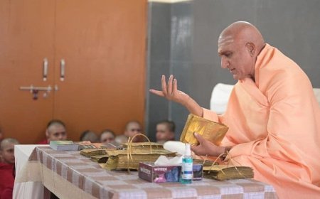 जूनापीठाधीश्वर की प्रेरणा से तैयार अवधूत गीता का विश्व का पहला  पीतल संस्करण शारदा पीठ शंकराचार्य को भेंट