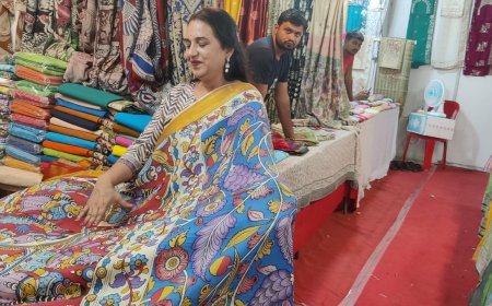 फूलों और प्रकृति से निकले वो रंग हैं, जिनमें परंपरा की खुशबू बसी है। परम्परा की यही खुशबू इन दिनों शहर के मध्य स्थित गांधी हॉल में बिखरी हुई है,