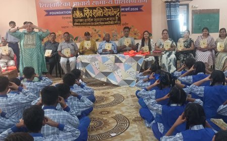 शिव शक्ति योग केंद्र स्कीम द्वारा विद्यार्थियों को  वितरण