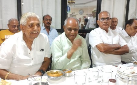 स्क्रीन में सिमटी युवा पीढ़ी और कॉफी हाउस की जिंदादिल बुजुर्ग टोली