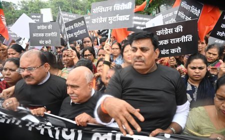 कांग्रेस लोकतांत्रिक विपक्ष की भूमिका निभाने के बजाय प्रायोजित अराजकता की राजनीति कर रही है