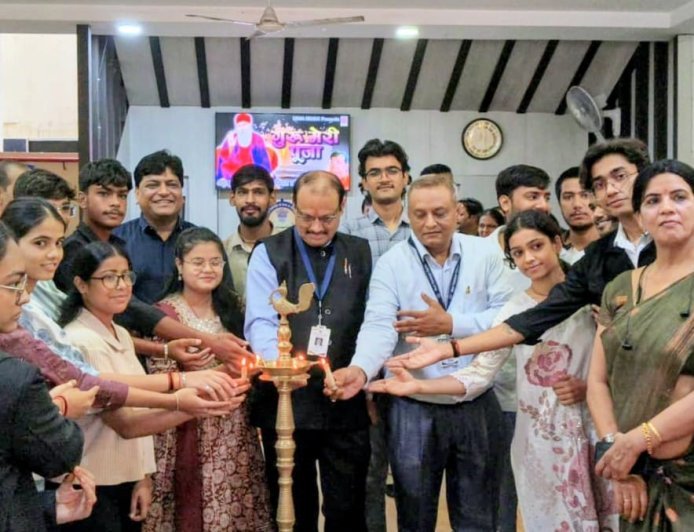 वैष्णव कॉलेज ऑफ आर्ट्स एंड कॉमर्स, इंदौर में गुरु पूर्णिमा उत्सव श्रद्धा एवं उत्साह के साथ मनाया