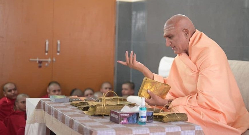 जूनापीठाधीश्वर की प्रेरणा से तैयार अवधूत गीता का विश्व का पहला  पीतल संस्करण शारदा पीठ शंकराचार्य को भेंट