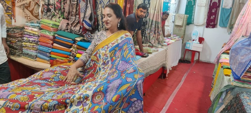 फूलों और प्रकृति से निकले वो रंग हैं, जिनमें परंपरा की खुशबू बसी है। परम्परा की यही खुशबू इन दिनों शहर के मध्य स्थित गांधी हॉल में बिखरी हुई है,