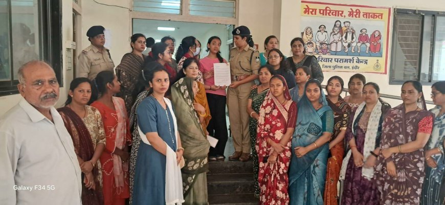 डाक महिला संगठन इन्दौर की सदस्य स्व. श्रीमती उर्मिला सैनी के हत्यारे की जल्द गिरफ्तारी हेतु संगठन द्वारा पुलिस आयुक्त को ज्ञापन सौंपा गया