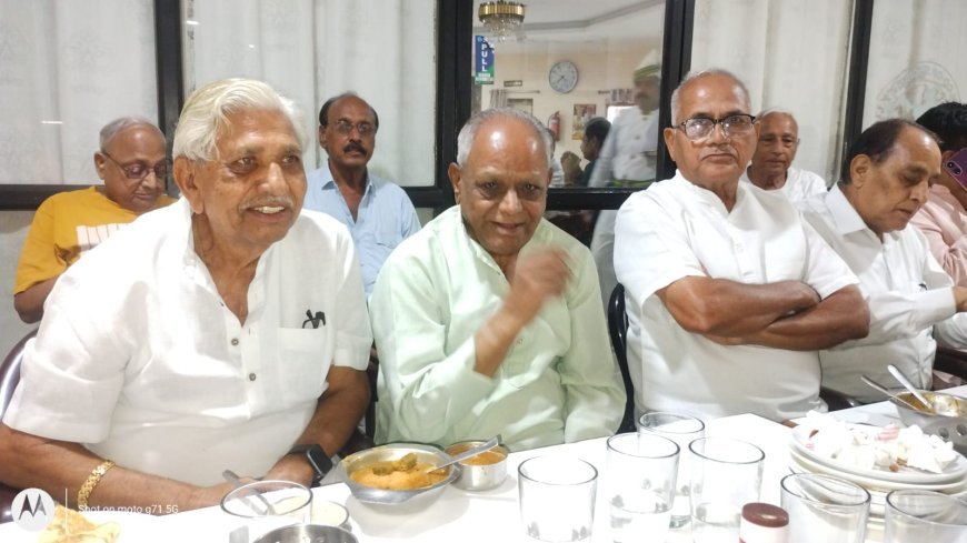 स्क्रीन में सिमटी युवा पीढ़ी और कॉफी हाउस की जिंदादिल बुजुर्ग टोली