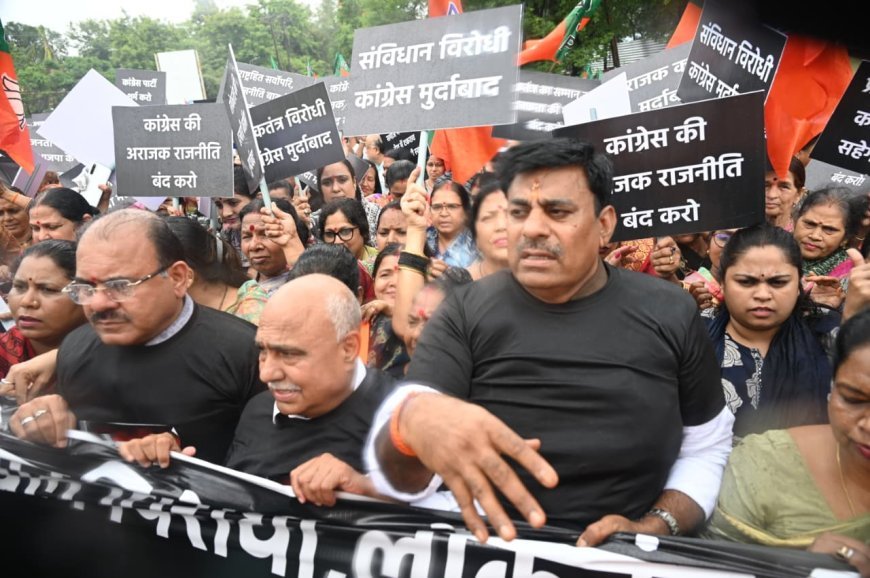 कांग्रेस लोकतांत्रिक विपक्ष की भूमिका निभाने के बजाय प्रायोजित अराजकता की राजनीति कर रही है