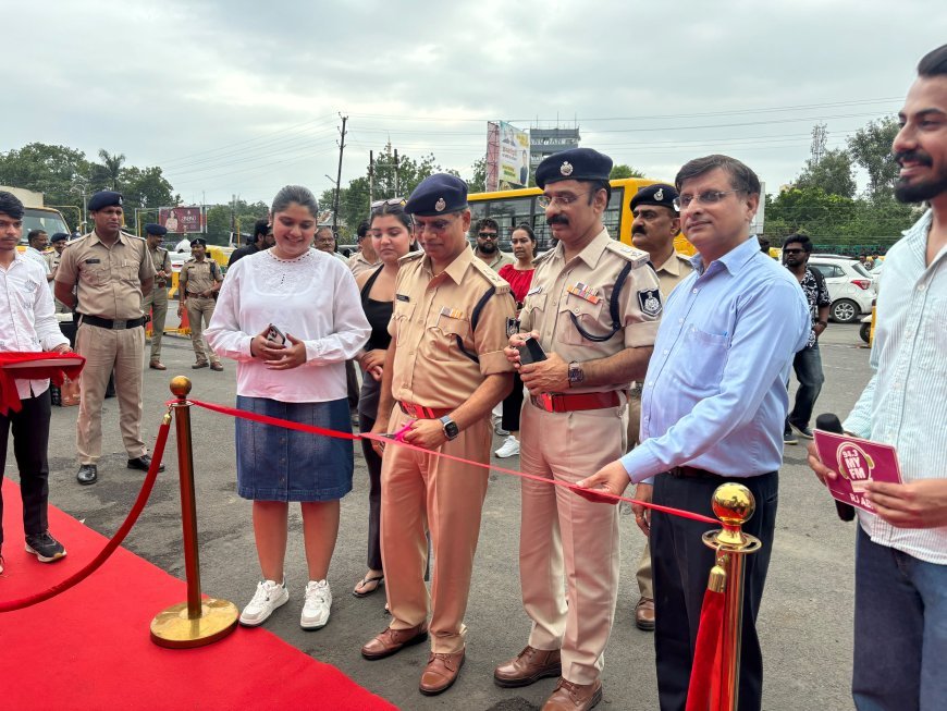 पलासिया सेल्फी पॉइंट पर ट्रैफिक लाइब्रेरी बस का शुभारंभ