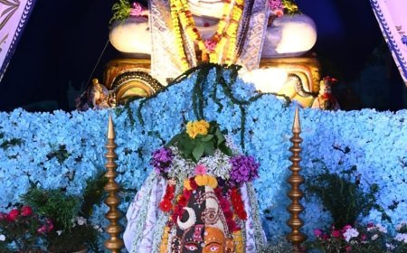 अन्नपूर्णा आश्रम पर सावन के पहले सोमवारको भगवान शिव का फूलों-पत्तियों से श्रृंगार