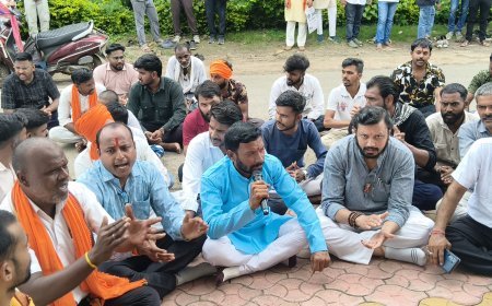 बुरहानपुर में हिंदू संगठनों ने असीरगढ़ गरबा विवाद को लेकर  हनुमान चालीसा का पाठ करते हुए किया प्रदर्शन