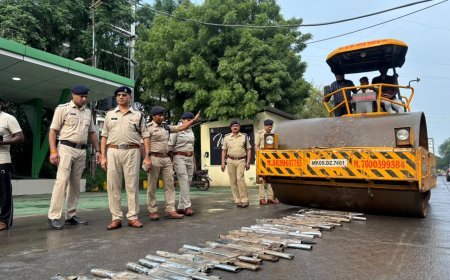 यातायात पुलिस ने मोडिफाइड साइलेंसर पर चलाया रोड रोलर। 