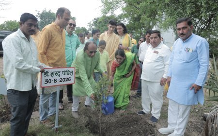 डॉ. शरद पंडित के अमृत महोत्सव पर वृक्षारोपण कार्यक्रम