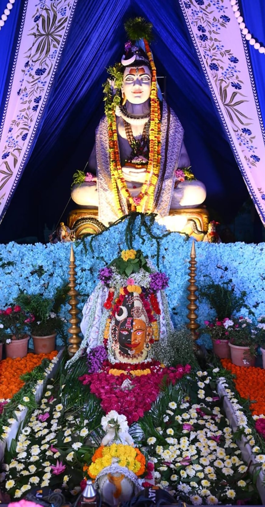 अन्नपूर्णा आश्रम पर सावन के पहले सोमवारको भगवान शिव का फूलों-पत्तियों से श्रृंगार