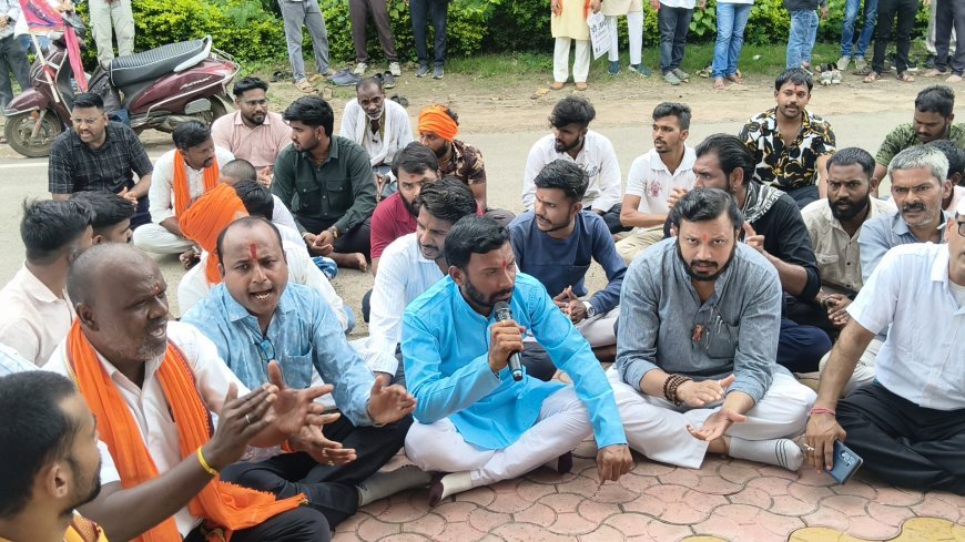 बुरहानपुर में हिंदू संगठनों ने असीरगढ़ गरबा विवाद को लेकर  हनुमान चालीसा का पाठ करते हुए किया प्रदर्शन