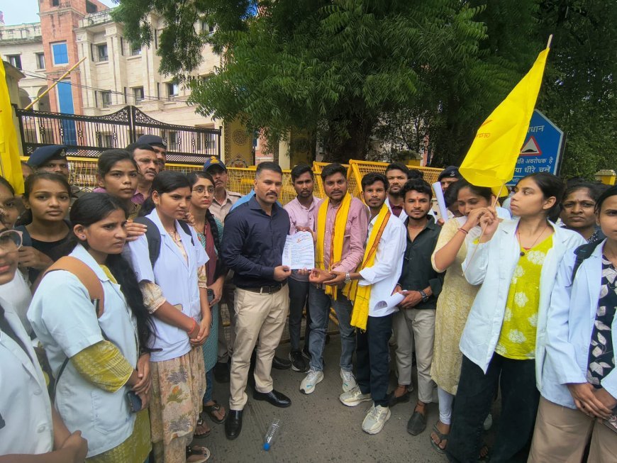 विद्यार्थियों की समस्याओं को लेकर जयस छात्र संगठन ने कलेक्टर कार्यालय पर सौंपा मुख्यमंत्री के नाम ज्ञापन