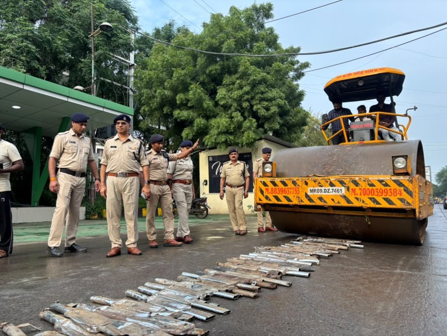 यातायात पुलिस ने मोडिफाइड साइलेंसर पर चलाया रोड रोलर। 
