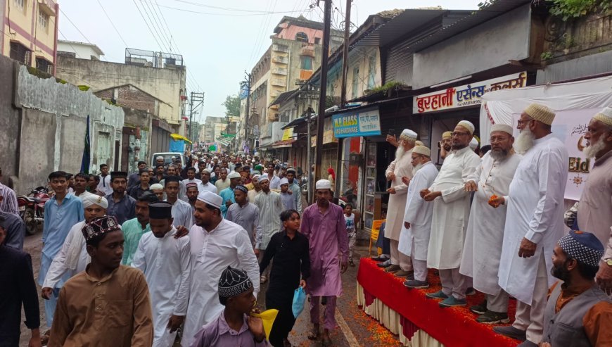 बुरहानपुर में दाऊदी बोहरा समाज ने मनाया  ईद मिलादुन्नबी पर त्योहार, शहर में निकाला भव्य जुलूस, धार्मिक ध्वज के साथ शान से लहराया तिरंगा