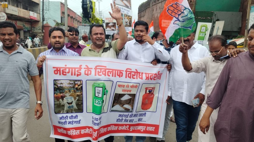 बुरहानपुर में देश में बढ़ती महंगाई, पेट्रोल में एथेनॉल मिश्रण के खिलाफ शहर कांग्रेस ने किया विरोध प्रदर्शन