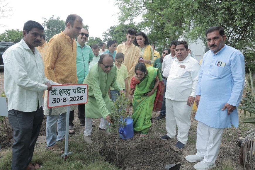 डॉ. शरद पंडित के अमृत महोत्सव पर वृक्षारोपण कार्यक्रम
