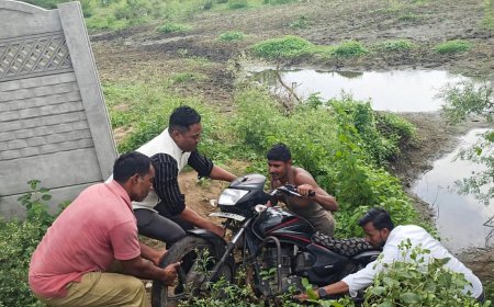 15 फीट गहरे गड्ढे में गिरे बाइक सवार को बचाने ऑल इंडिया सशक्त पत्रकार महासंघ के राष्ट्रीय अध्यक्ष ने बढ़ाया मदद का हाथ, आधे घंटे की कड़ी मशक्कत के बाद सुरक्षित बाहर निकाला