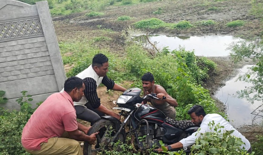 15 फीट गहरे गड्ढे में गिरे बाइक सवार को बचाने ऑल इंडिया सशक्त पत्रकार महासंघ के राष्ट्रीय अध्यक्ष ने बढ़ाया मदद का हाथ, आधे घंटे की कड़ी मशक्कत के बाद सुरक्षित बाहर निकाला
