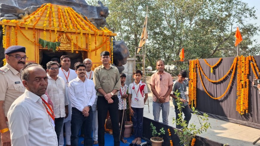 कलेक्टर एवं पुलिस अधीक्षक ने नवरात्र पर्व की सुरक्षा व्यवस्था को लेकर इच्छादेवी एवं ग्राम खमनी स्थित मंदिर का किया निरीक्षण